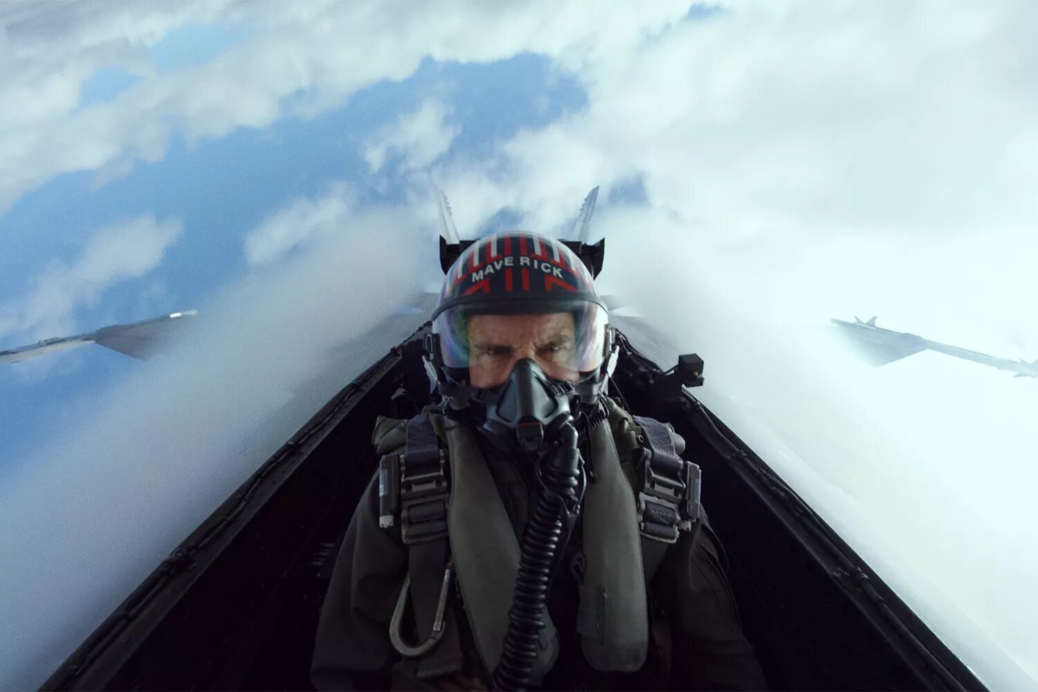 Tom Cruise receives US Navy’s top civilian award.jpg
