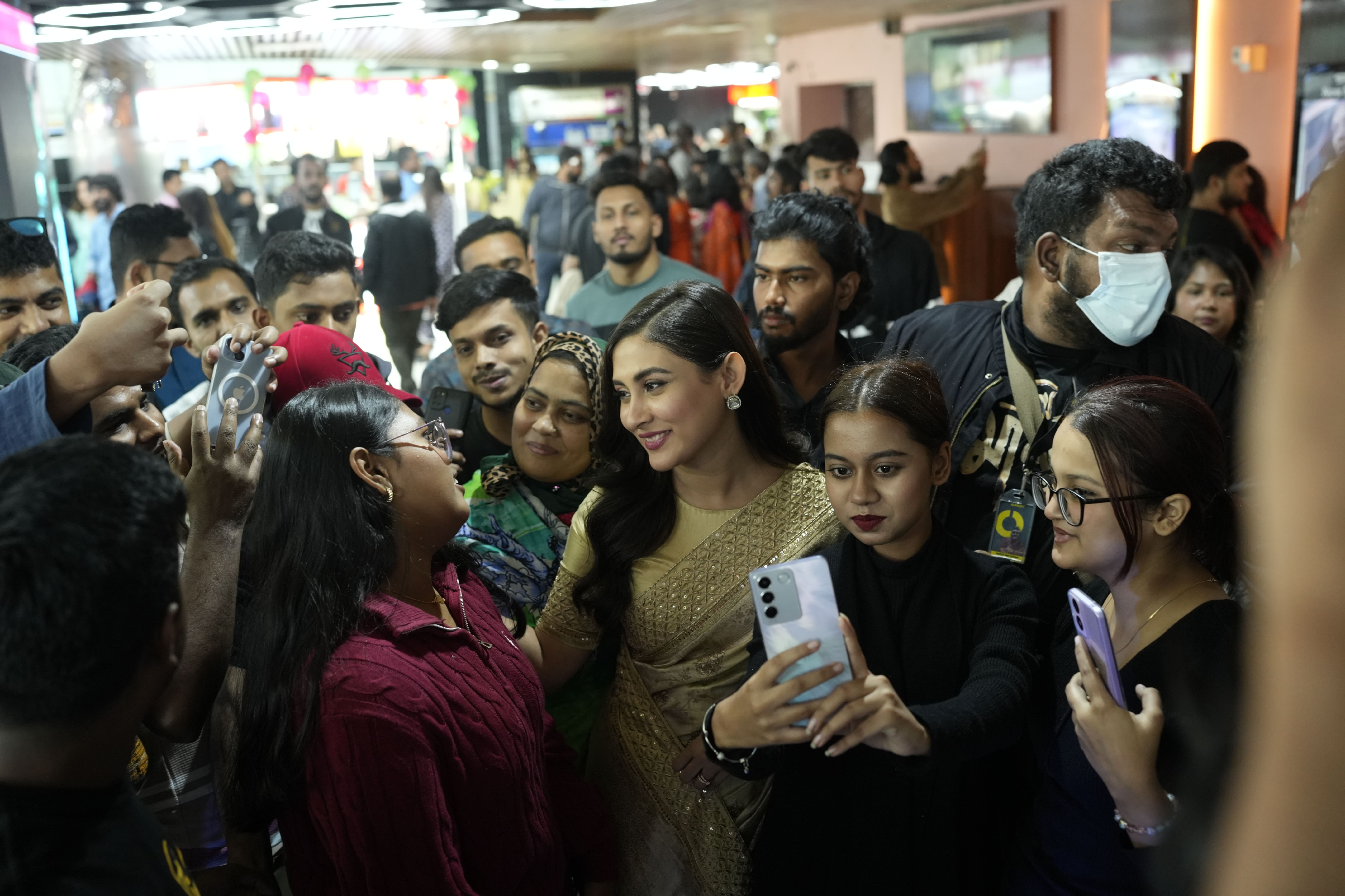 ‘Priyo Maloti’ receives standing ovation at first local screening