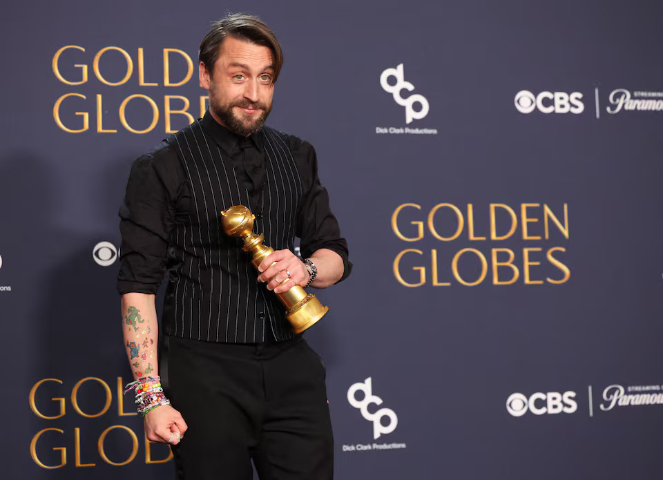 Kieran Culkin poses with the award for Best Performance by an Actor in a Supporting Role in Any Motion Picture for "A Real Pain" at the 82nd Golden Globe Awards in Beverly Hills,.jpg