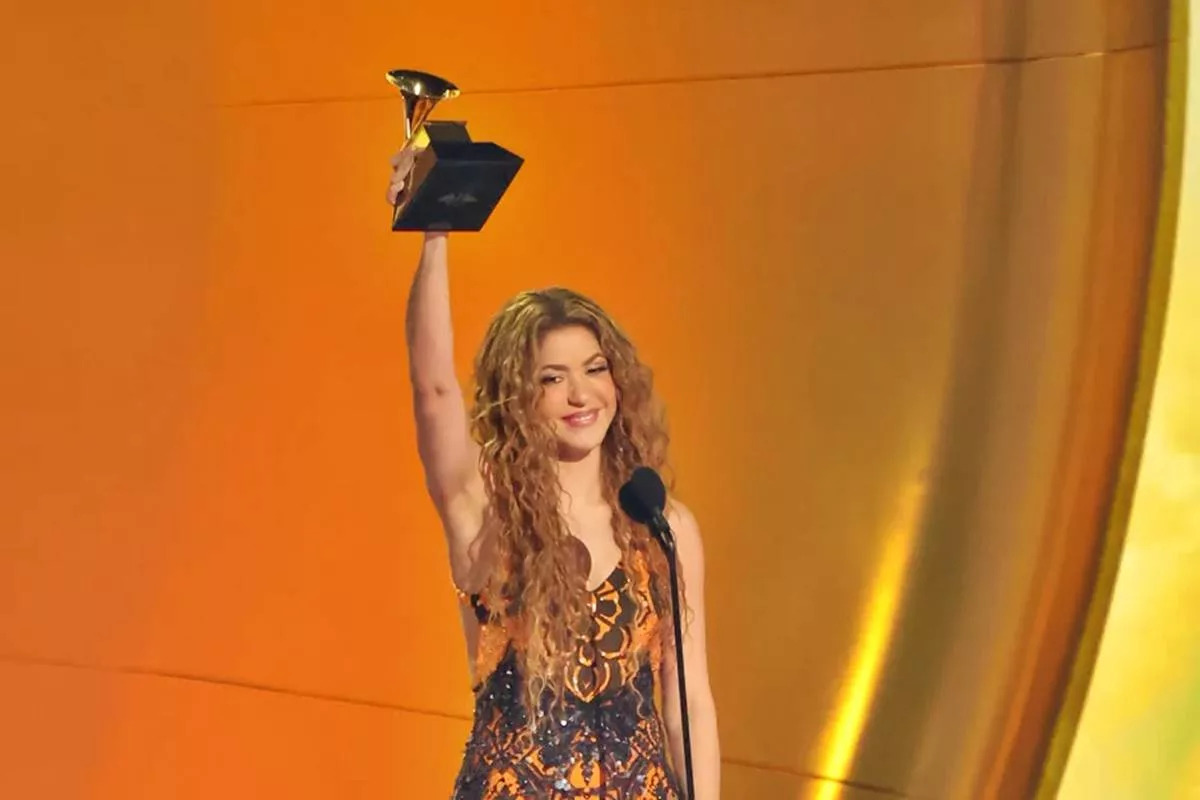shakira_wins_grammy_3.jpg