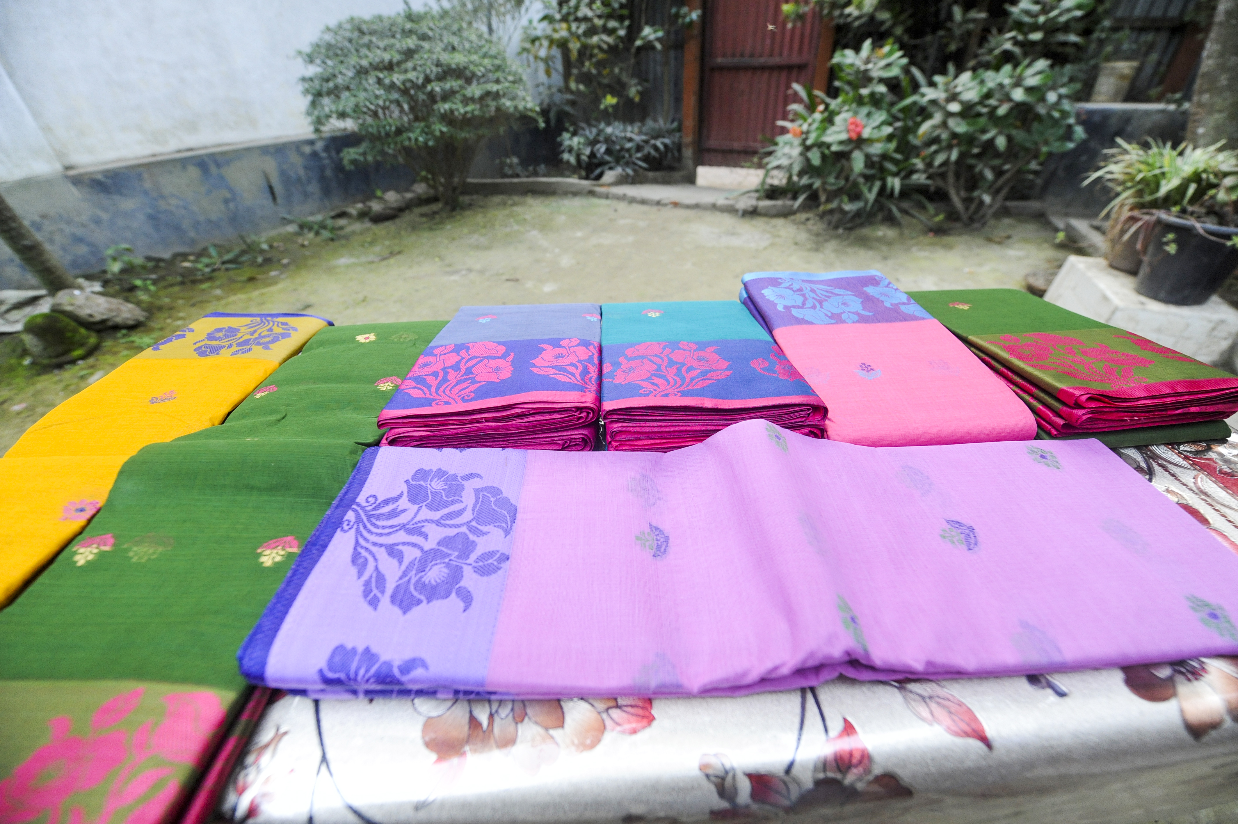 Tangail handloom weavers earn only Tk 200 daily! Will the industry survive?