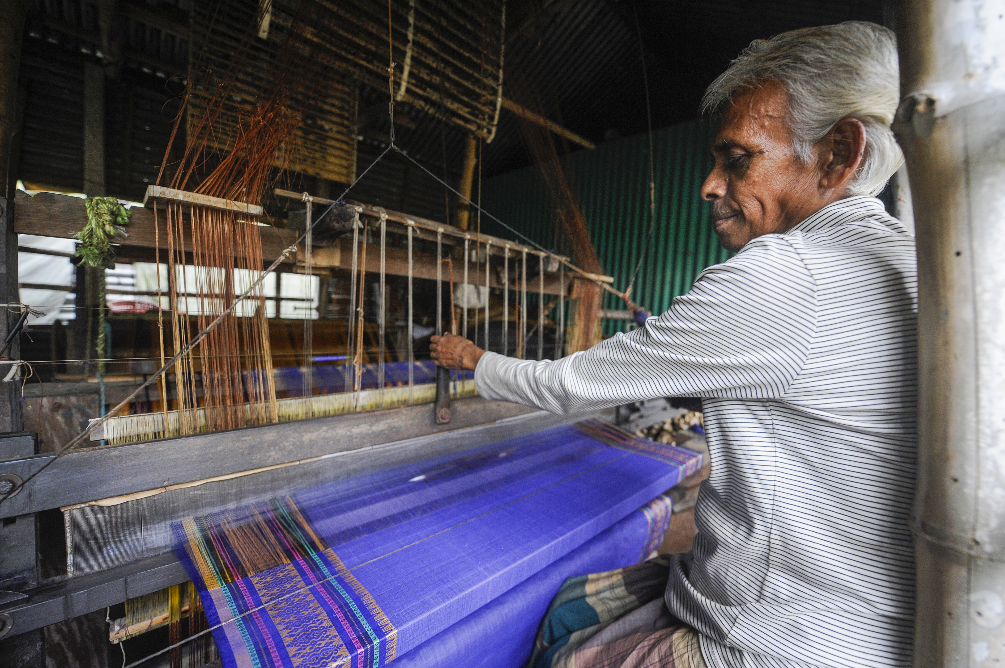 Tangail handloom weavers earn only Tk 200 daily! Will the industry survive?