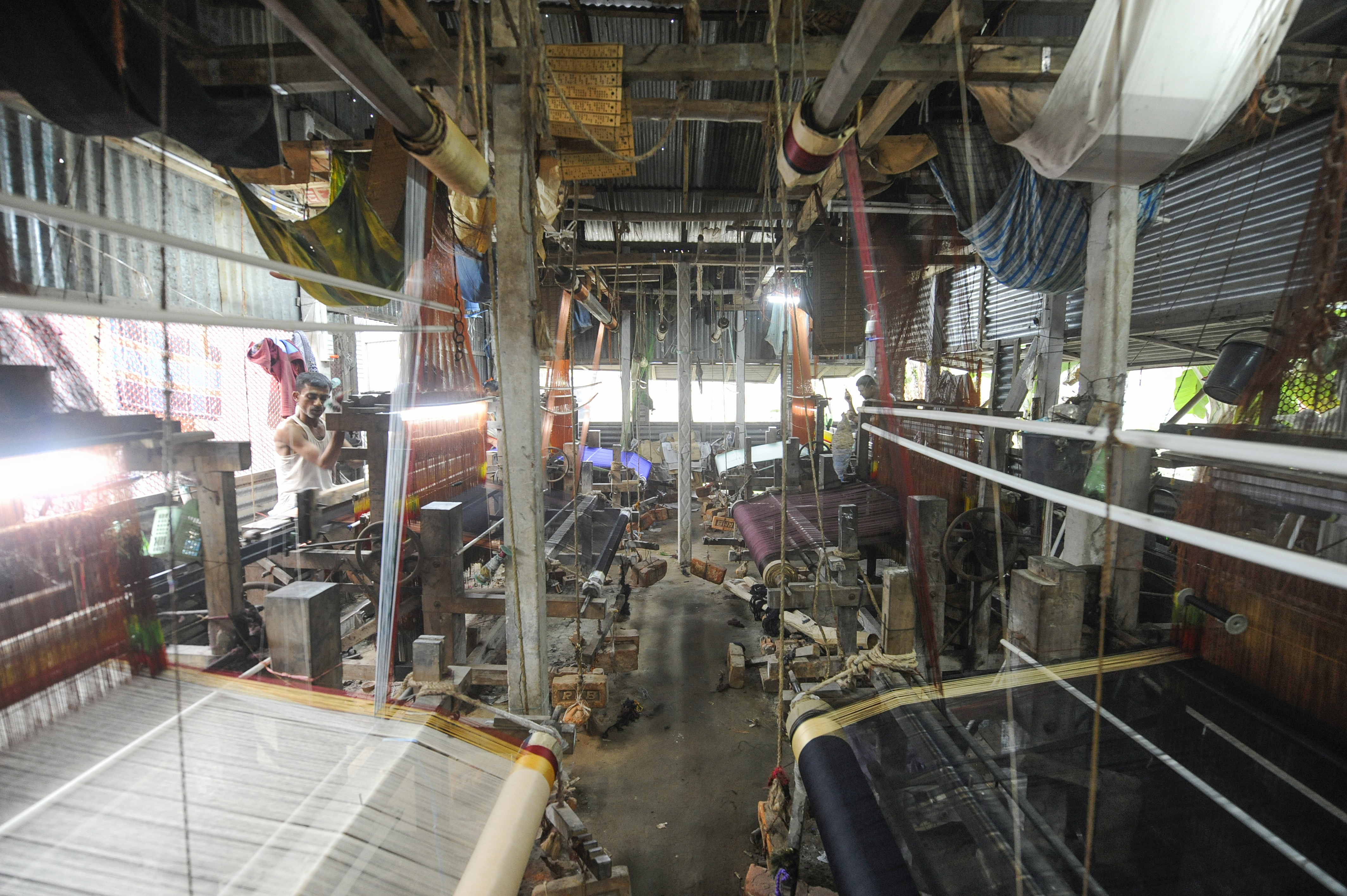 Tangail handloom weavers earn only Tk 200 daily! Will the industry survive?