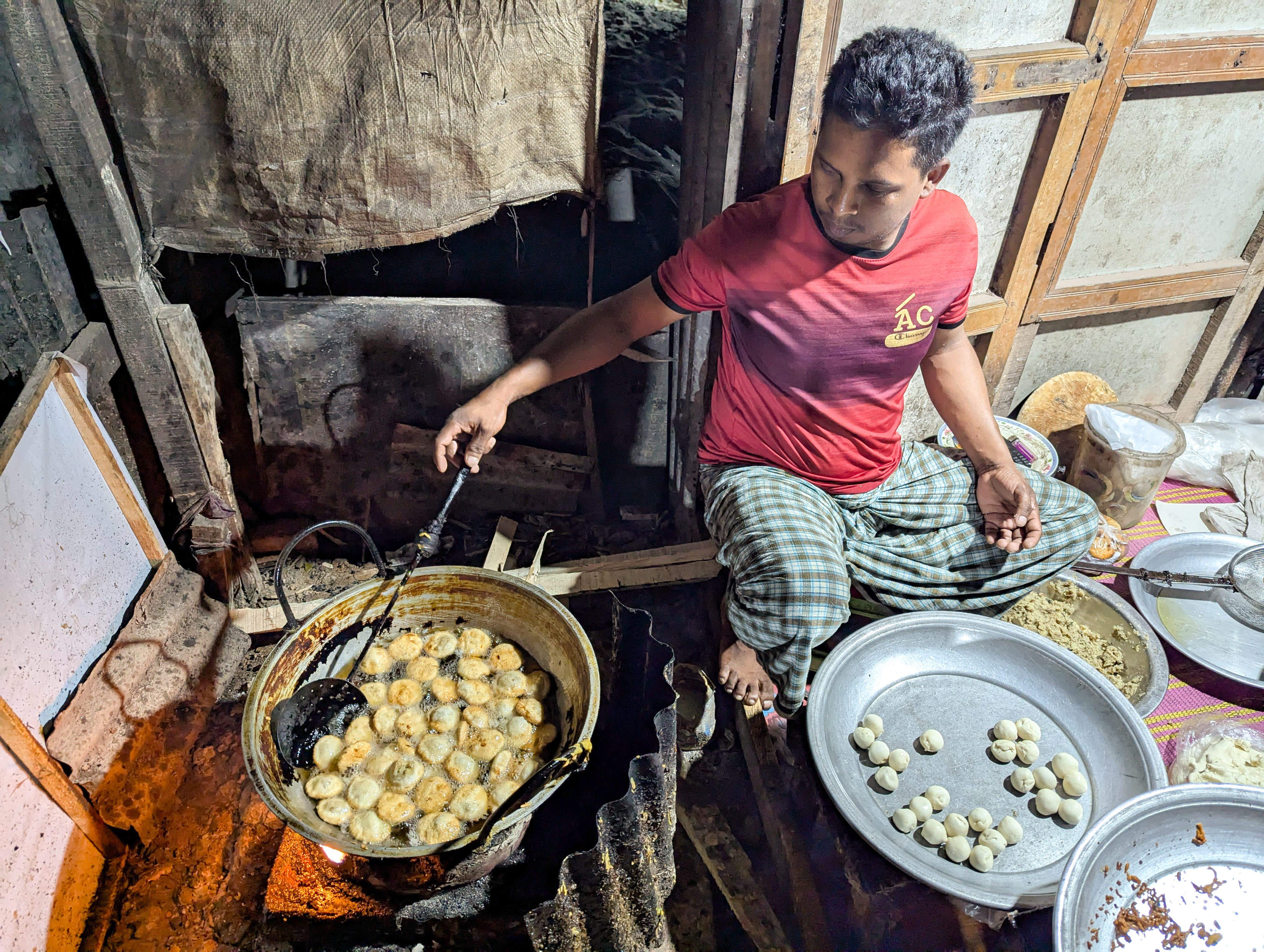 Heading near Madaripur? Then try their mouth-watering Tk 3 egg chop! 