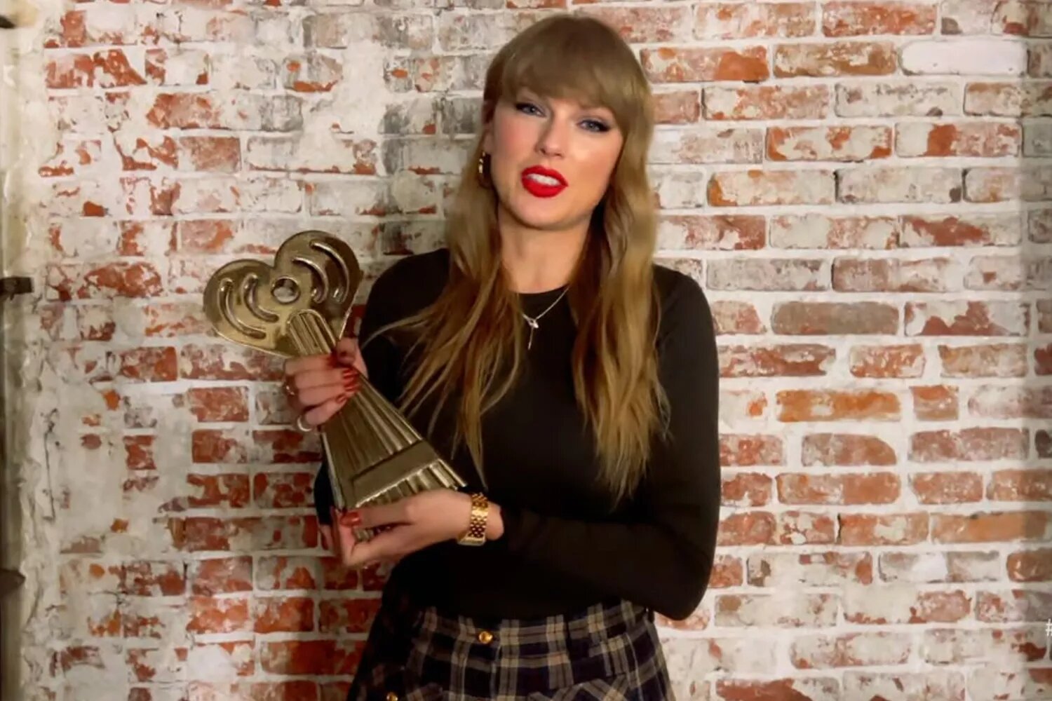 taylor-swift-2025-iheartradio-music-awards-031725-4-7baa950ea2bb413d87a2cd2d676a6ec8.jpg