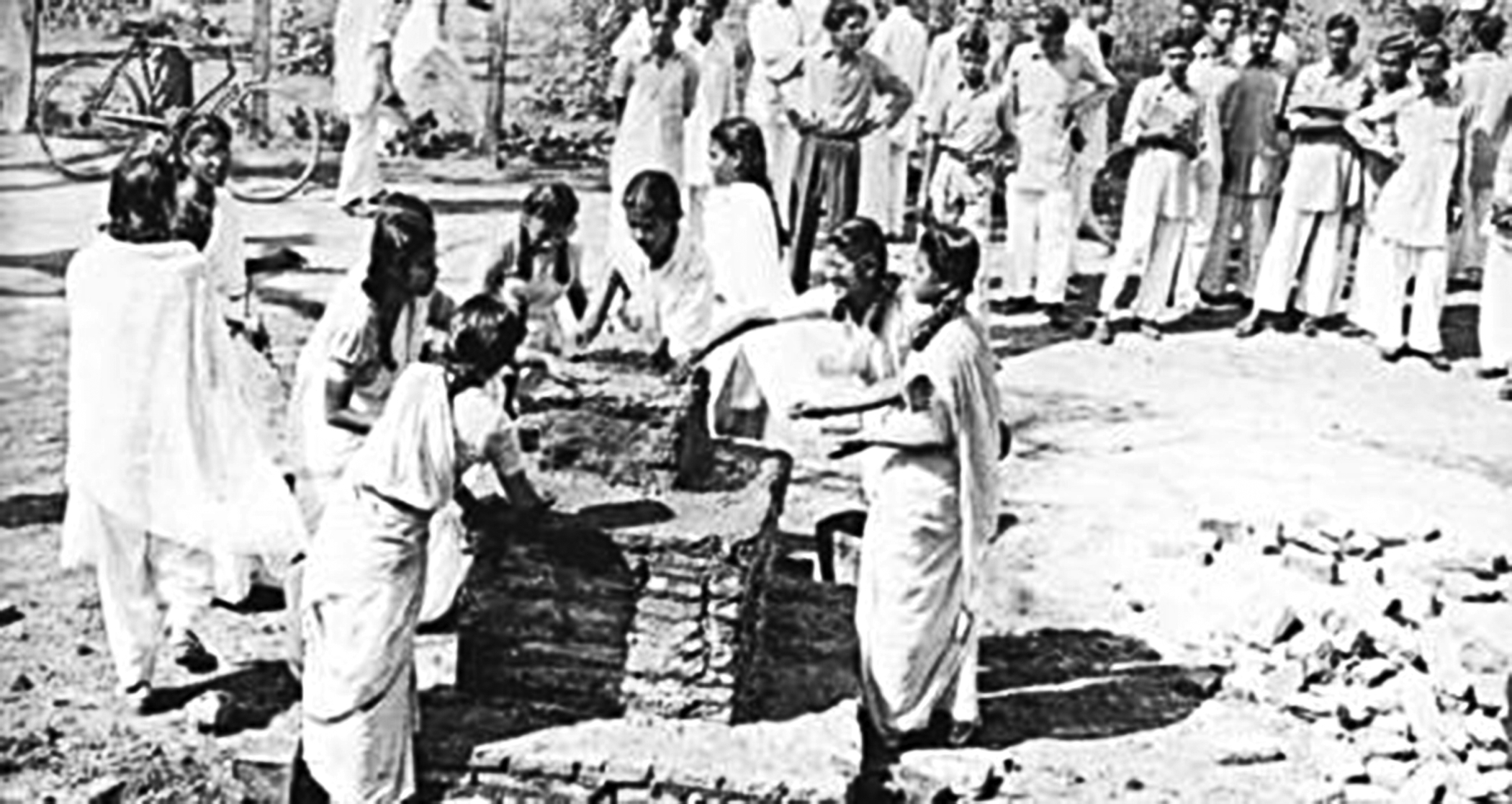 1952_women_3.jpg