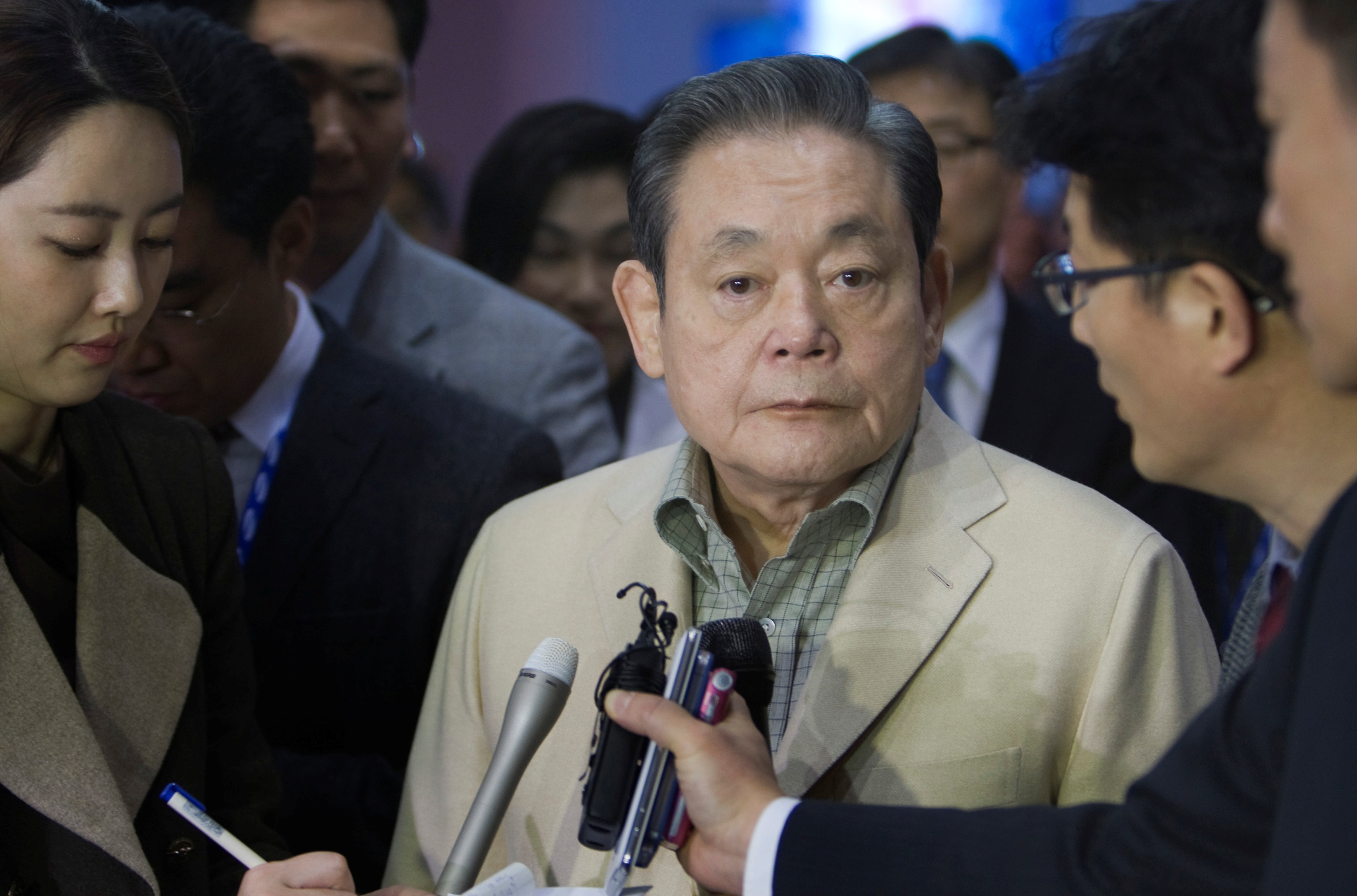 2020-10-25t013114z_825027466_rc2dpj9j7gs6_rtrmadp_3_samsung-electronics-chairman.jpg