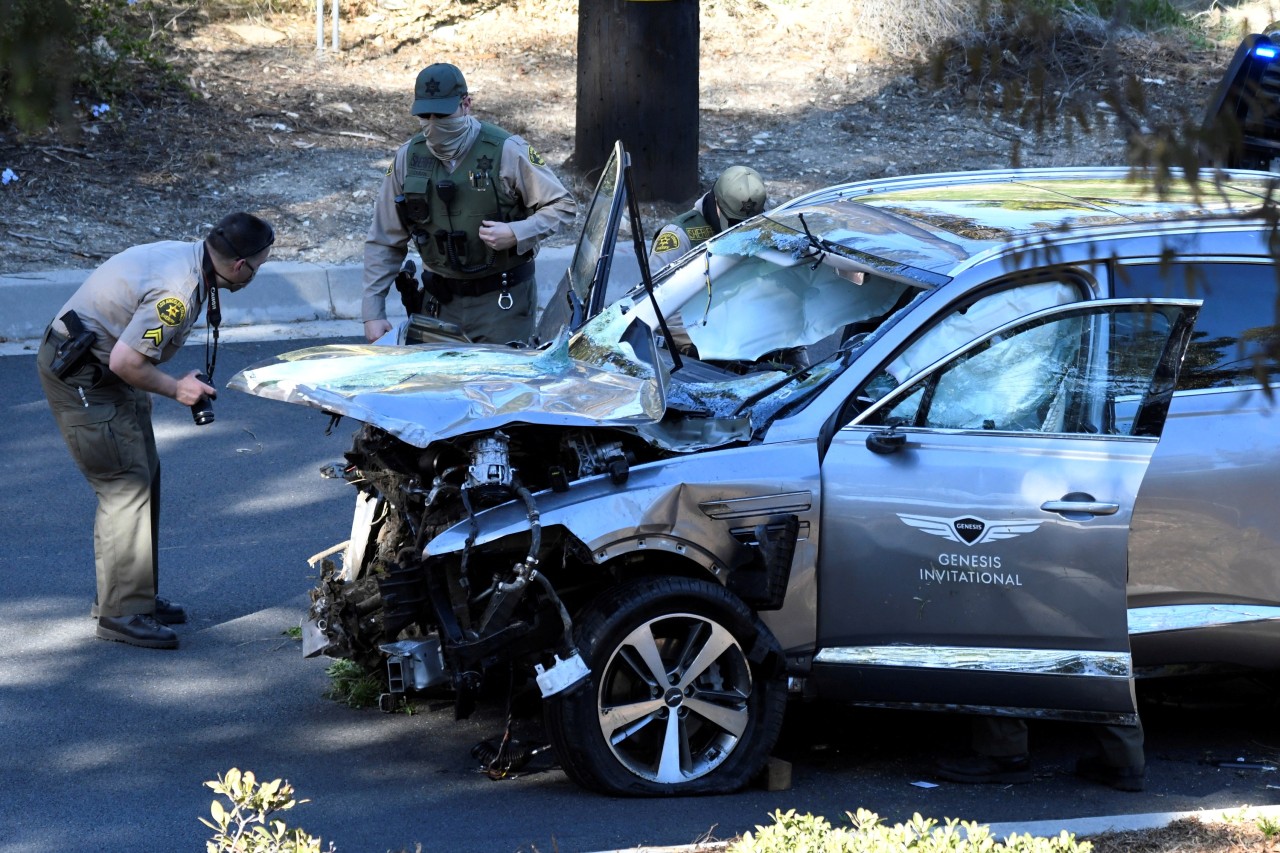 tiger_woods_wrecked_car_.jpg