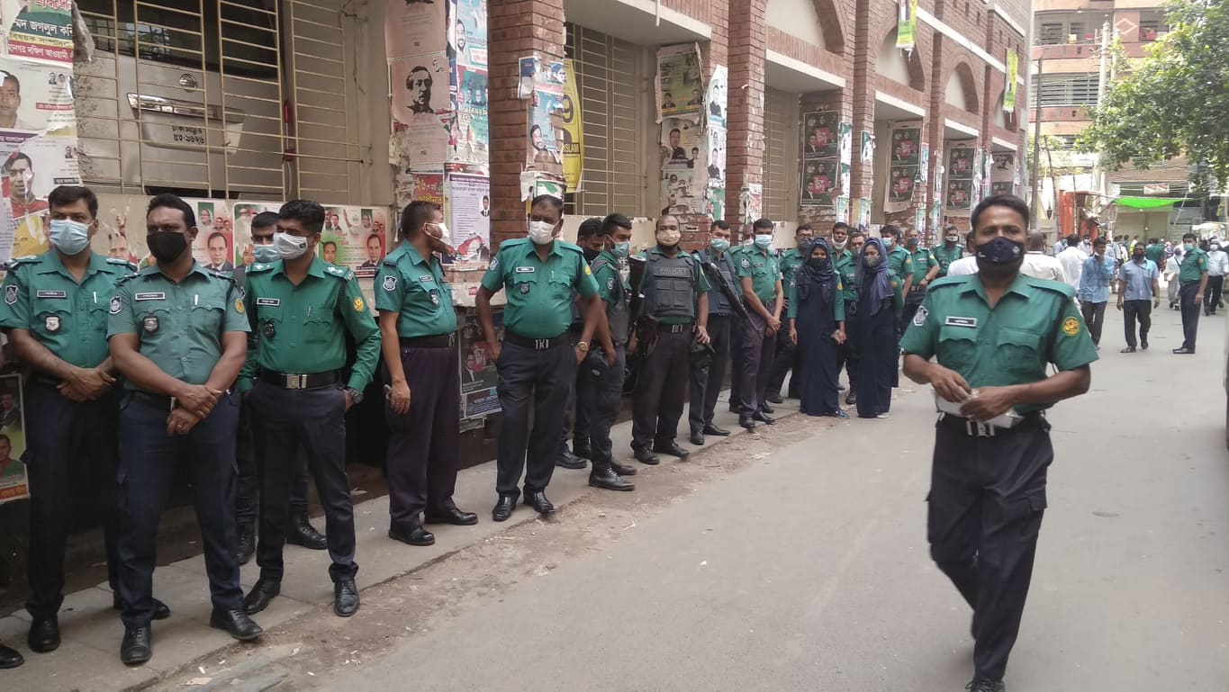 police_deployed_in_court_premises.jpg