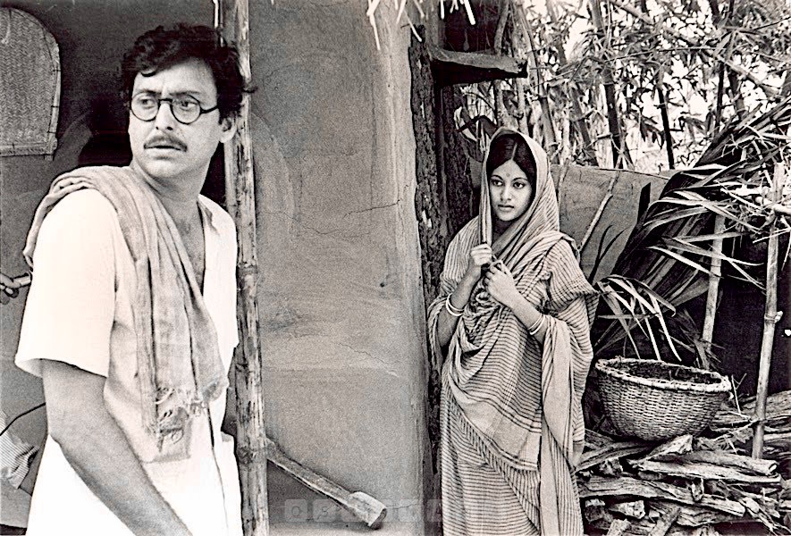 soumitra_chatterjee_and_babita_in_ashani_sanket.jpg