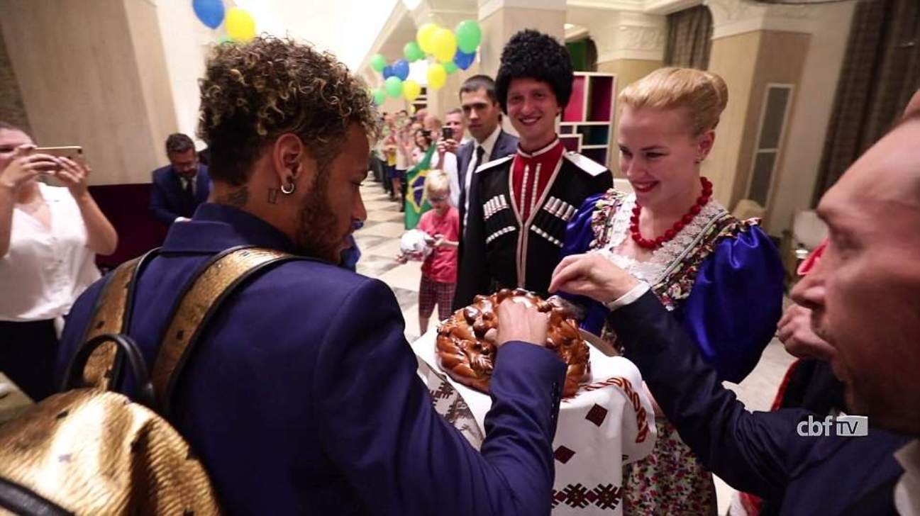 4d20cfe800000578-5828835-neymar_takes_a_sample_of_the_traditional_russian_bread_on_offer_-m-125_1528703864257.jpg