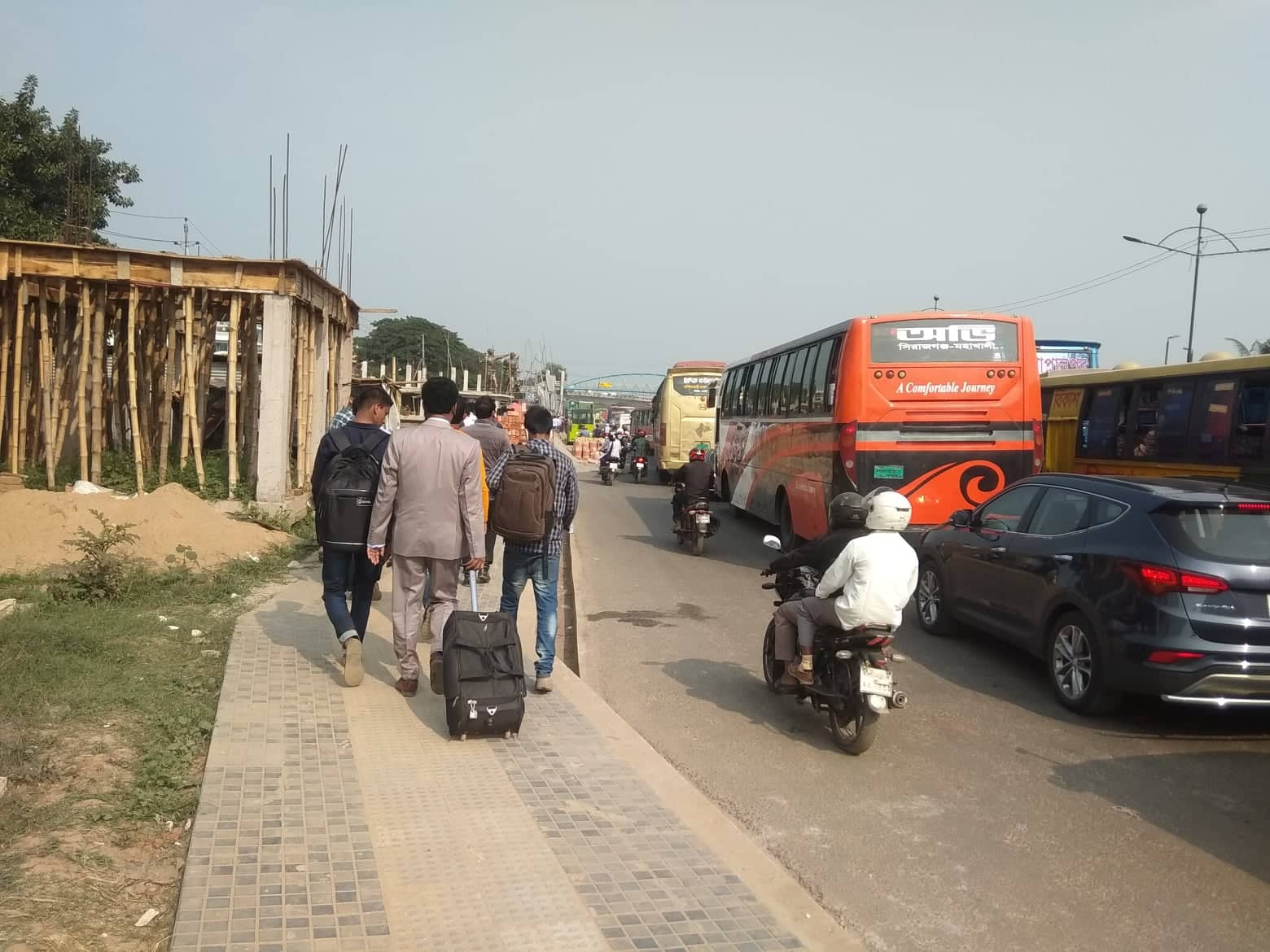 airport-road-jam-clash-smollah_5.jpg