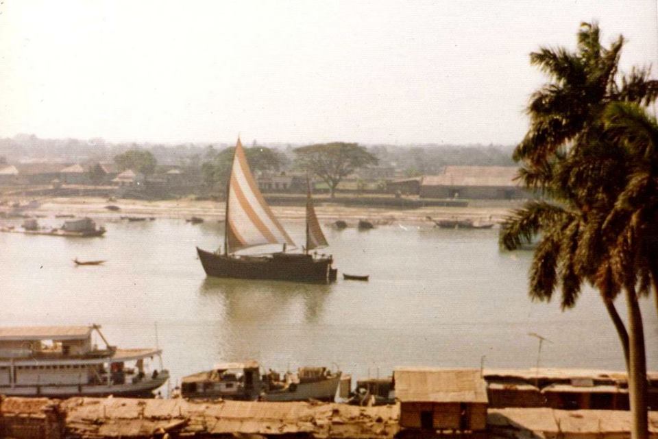 Buriganga from Ahsan Manzil 1974.jpg