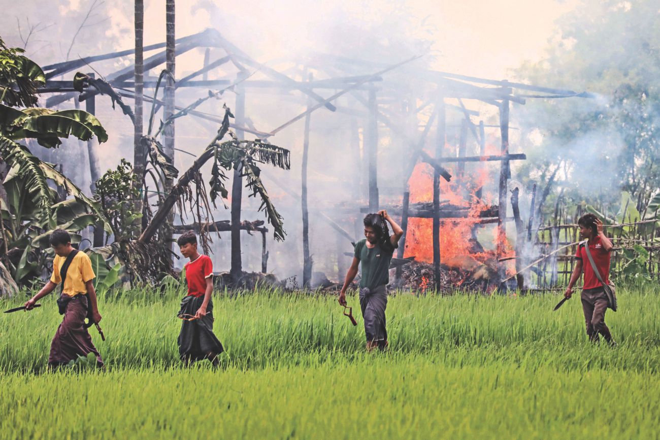 carry_knives_myanmar_rohingya.jpg