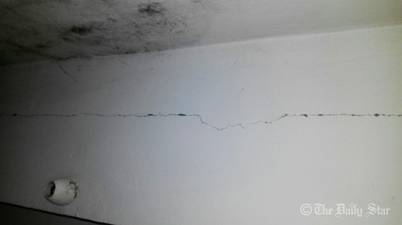 crack-Sukrabad-wb.jpg