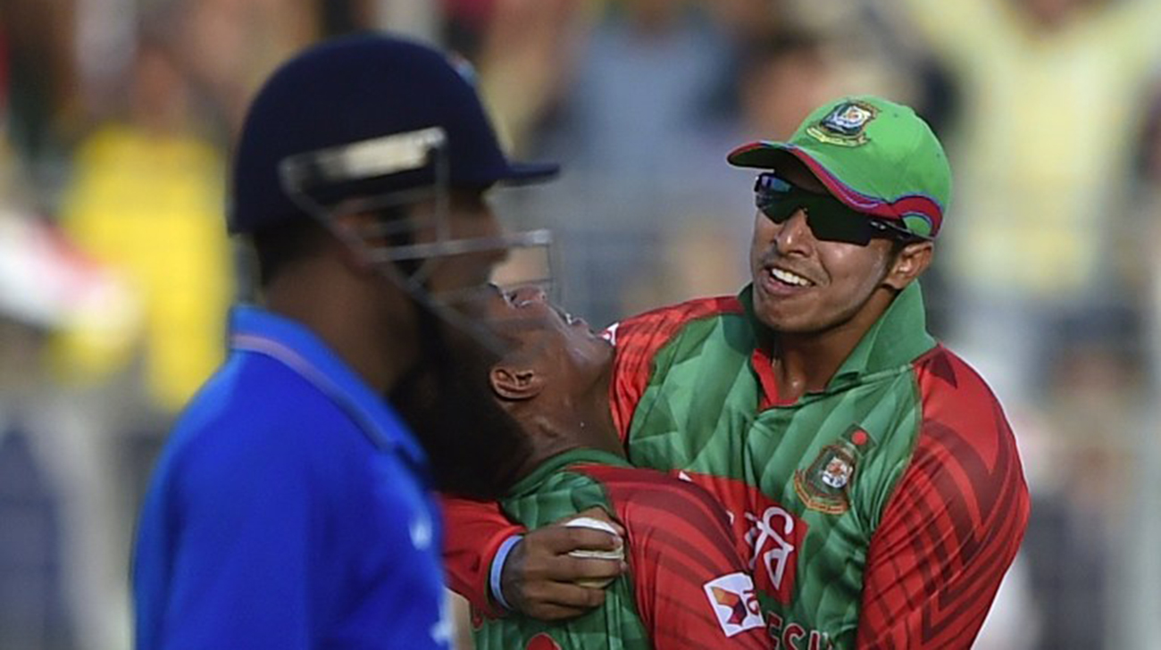Dhoni-tigers-afp-wb.jpg