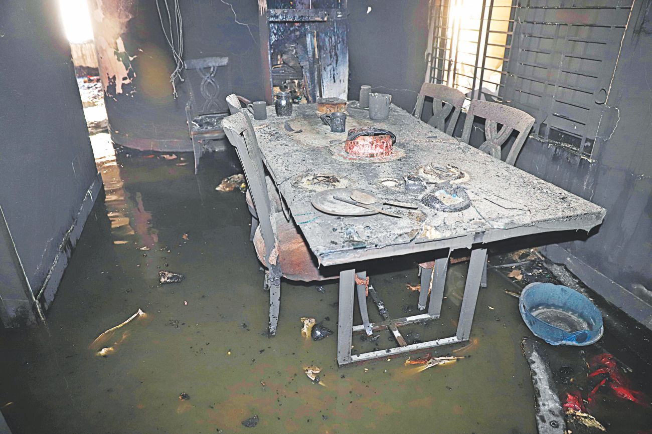 dining_table_0.jpg
