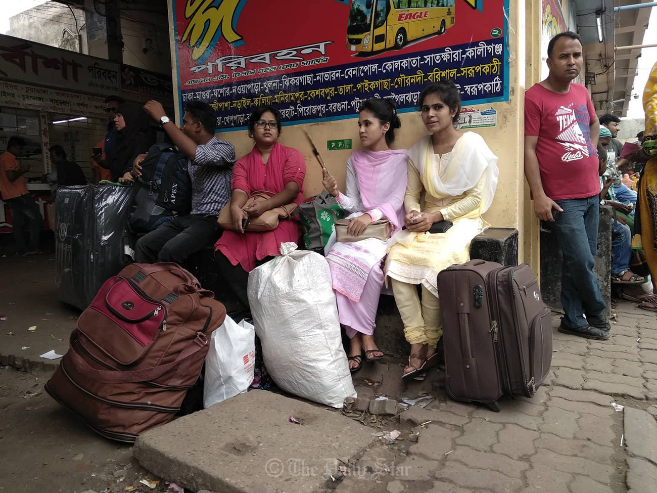 Eid holidaymakers star leaving Dhaka