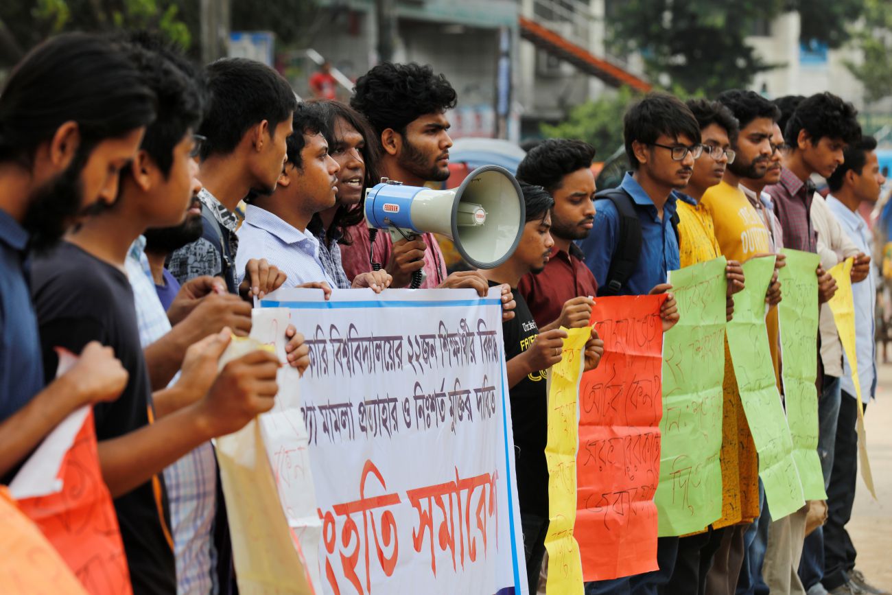 human_chain_22_students.jpg