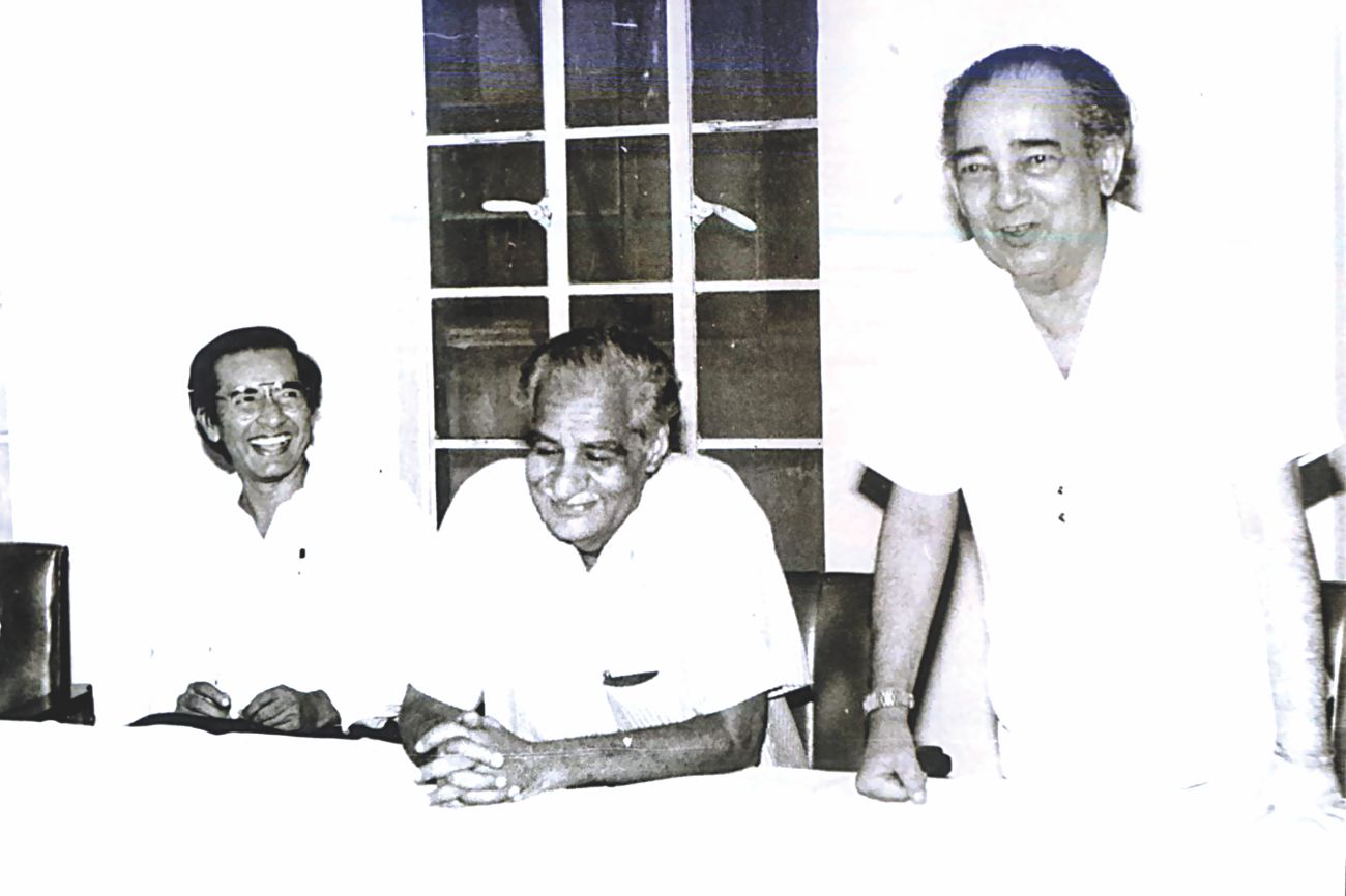 Veteran Journalist Kuldip Nayar with Mahfuz Anam at The Daily Star