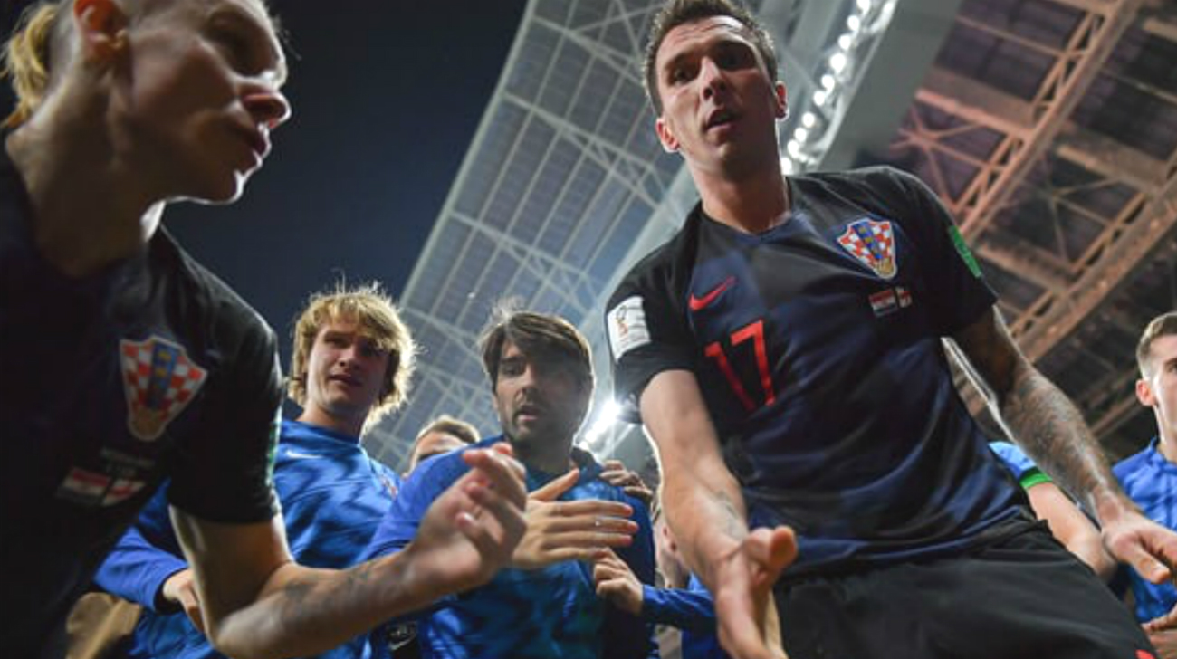 mandzukic_offers_hand_to_lensman_0.jpg