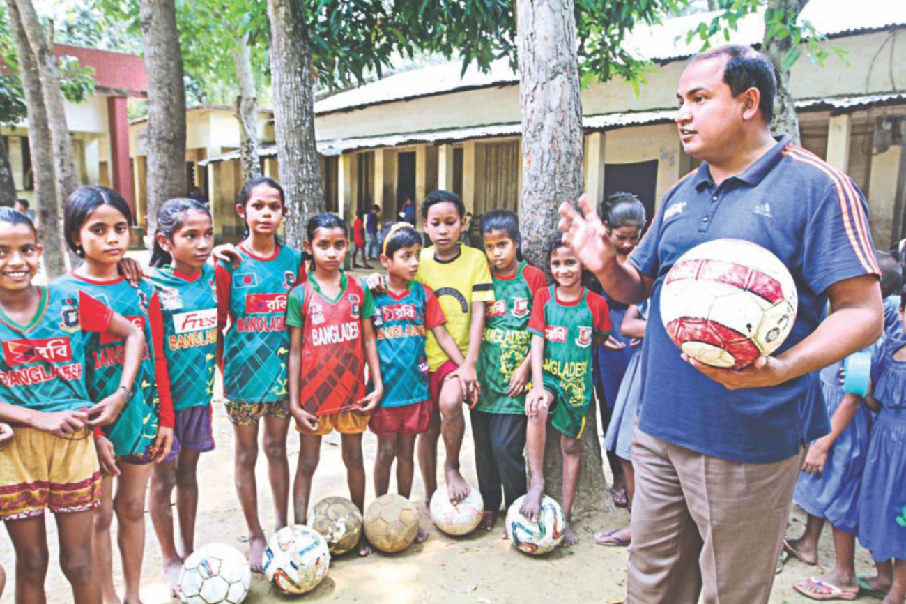 mofiz uddin with young footballers.jpg