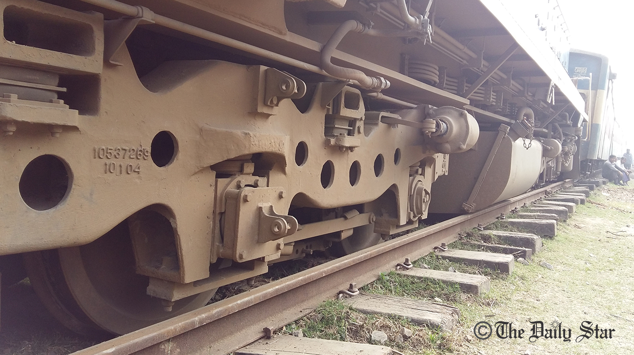 Natore_train_derail_2.jpg
