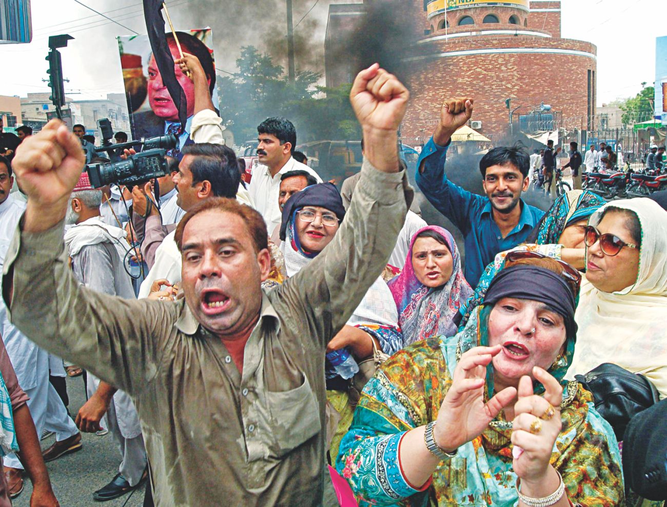 pak_pm_ousted_2.jpg