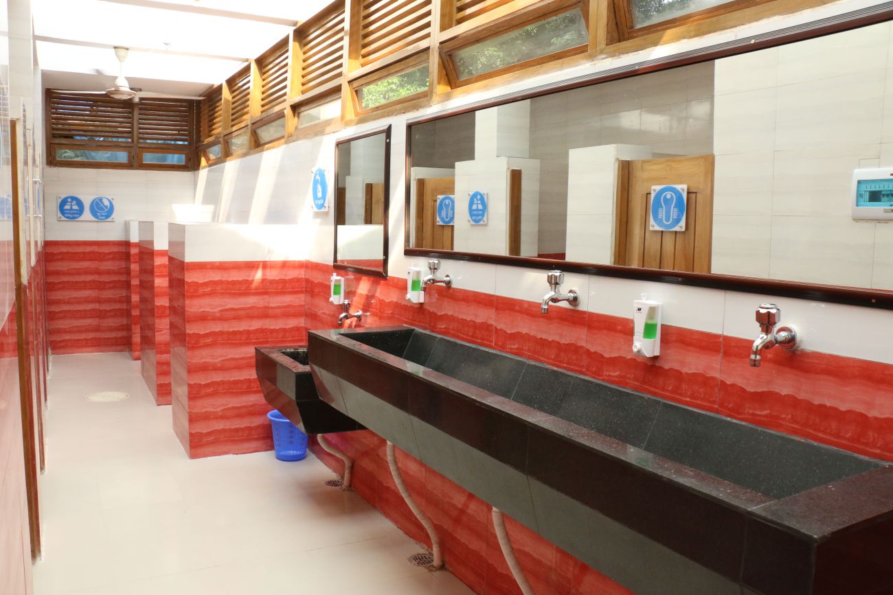 public_toilet.jpg