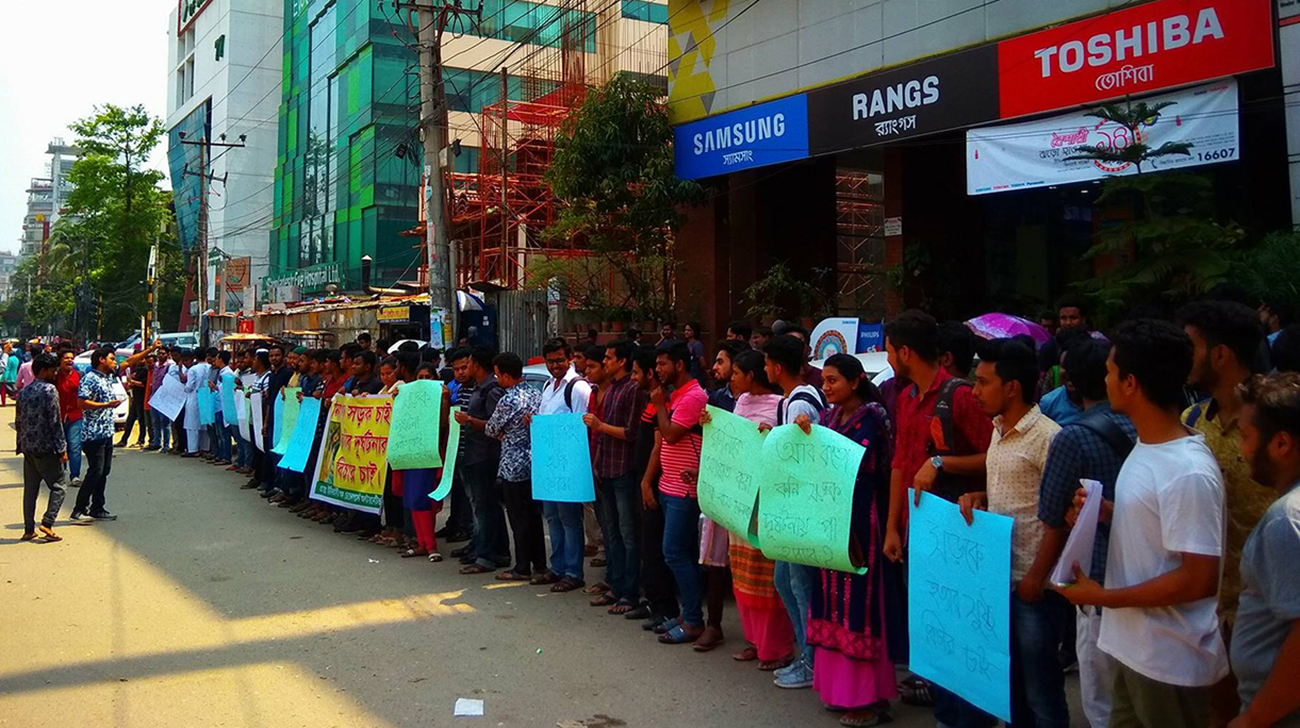 runi-akhter-rally-smollah2-wb.jpg