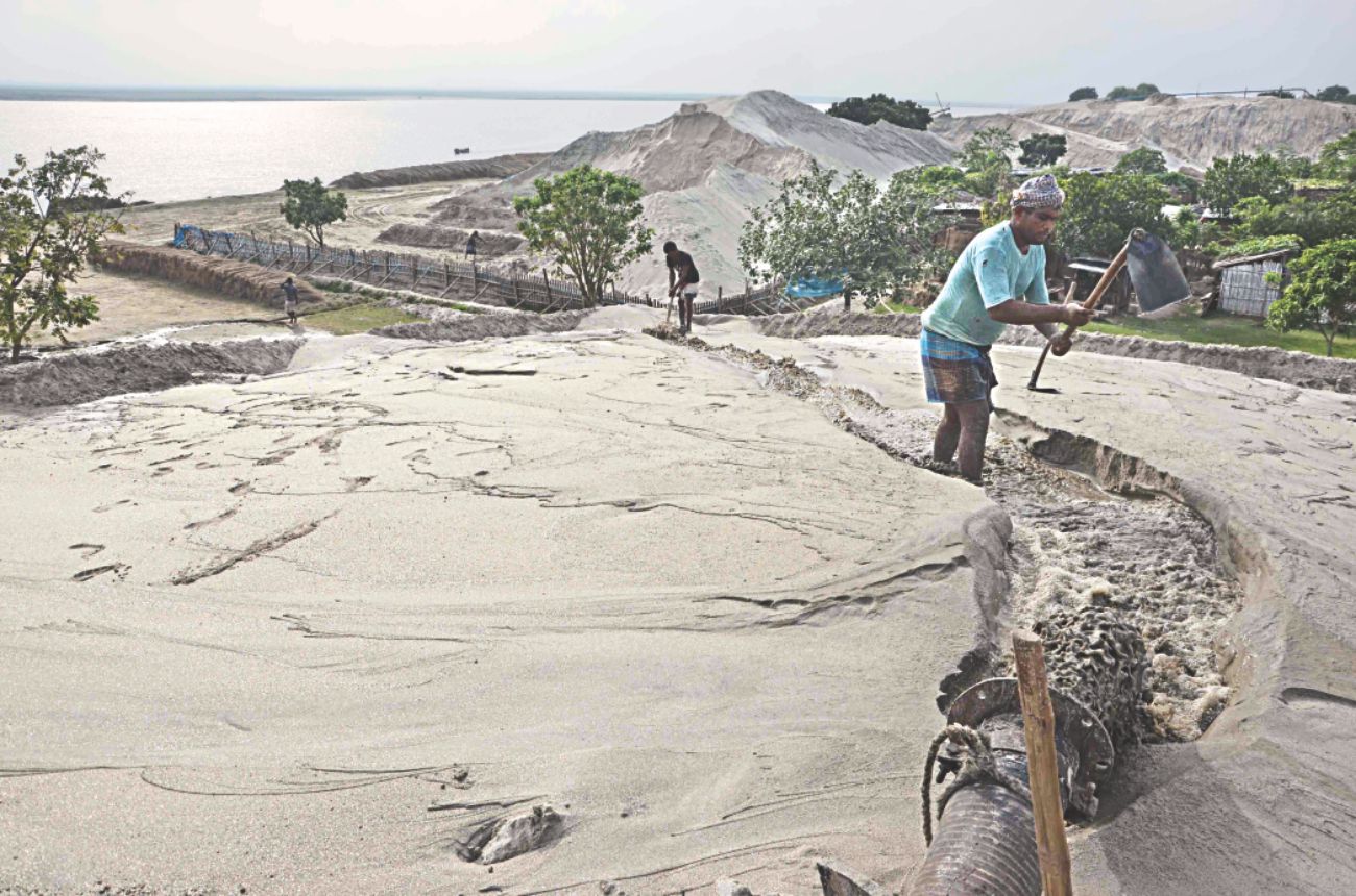 sand trading in padma 2.jpg