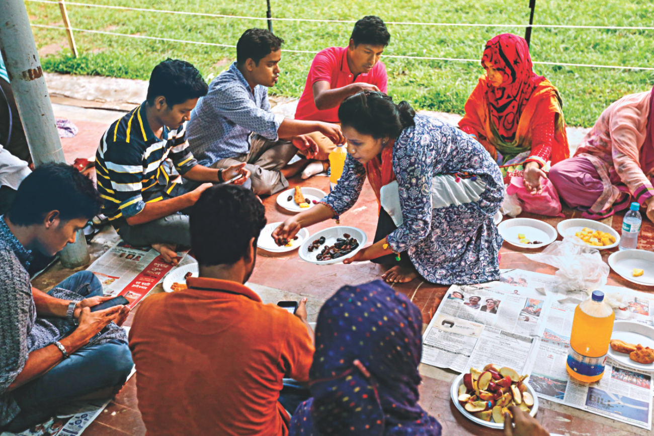 students_organise_iftar_2.jpg