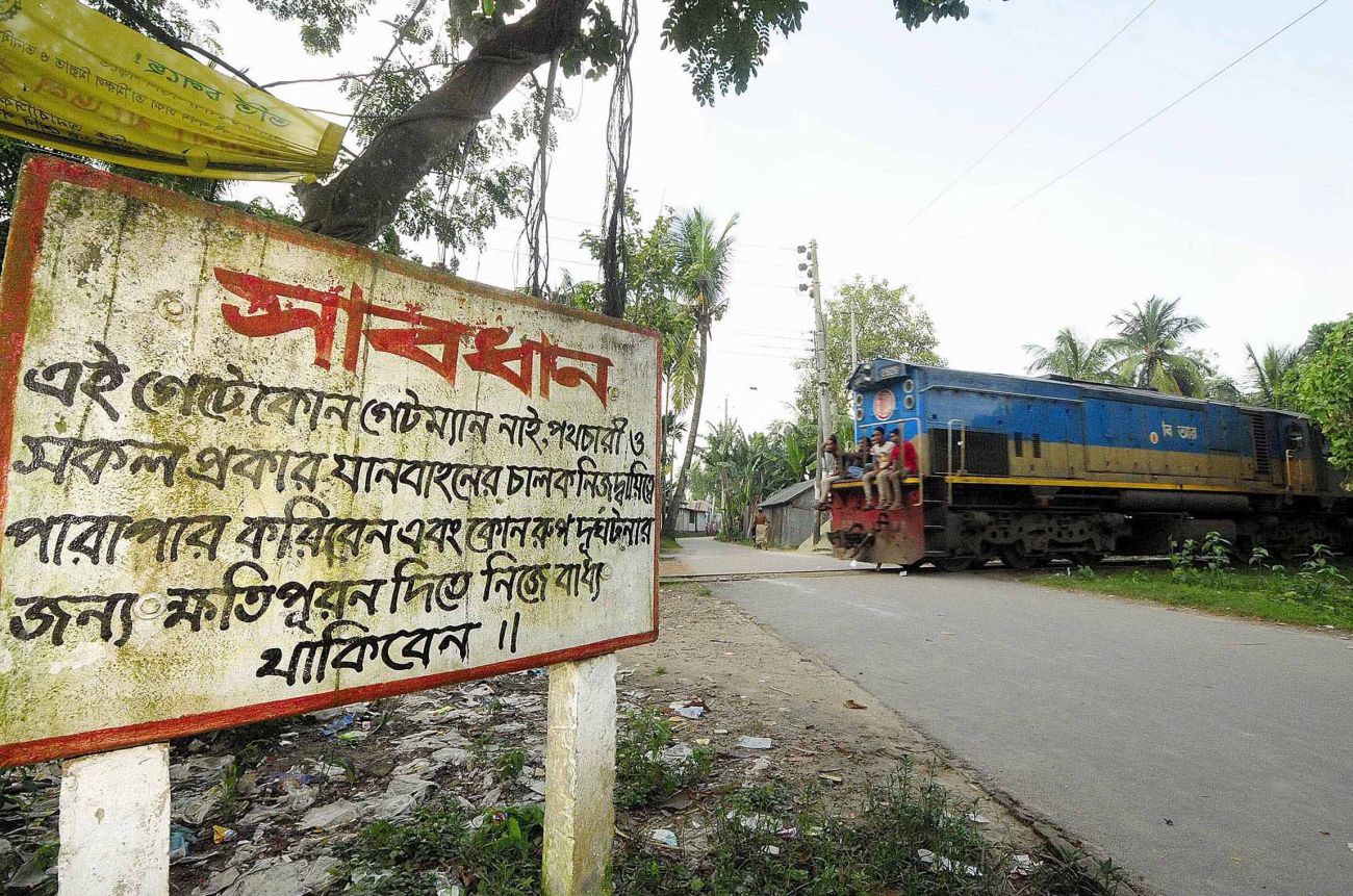 unsafe rail crossing 2.jpg