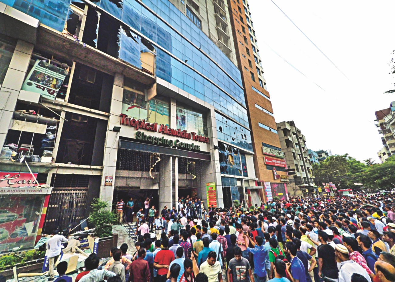 uttara mall accident 3.jpg