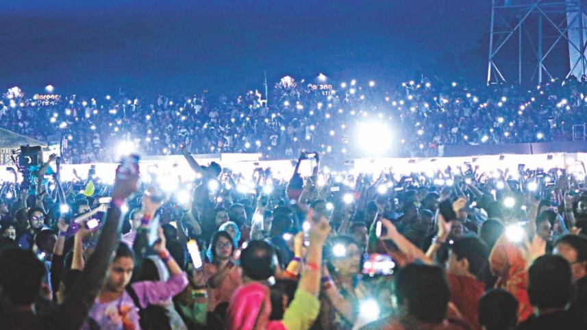 AARONG 40 YEARS FESTIVAL LIGHTS UP DHAKA