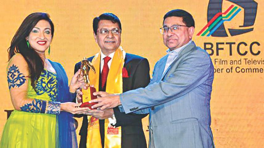 Alamgir receives Lifetime Achievement Award