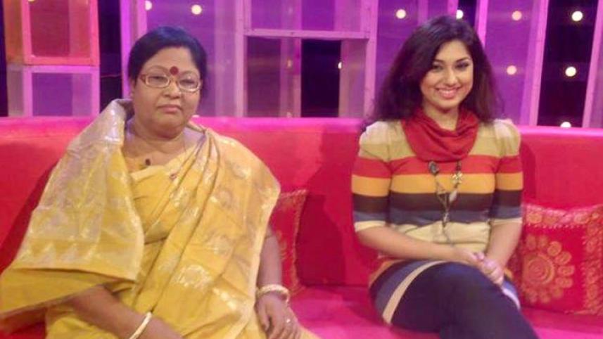 Apu Biswas (R) with her mother.jpg