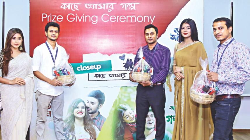 Close up Kache Ashar Golpo