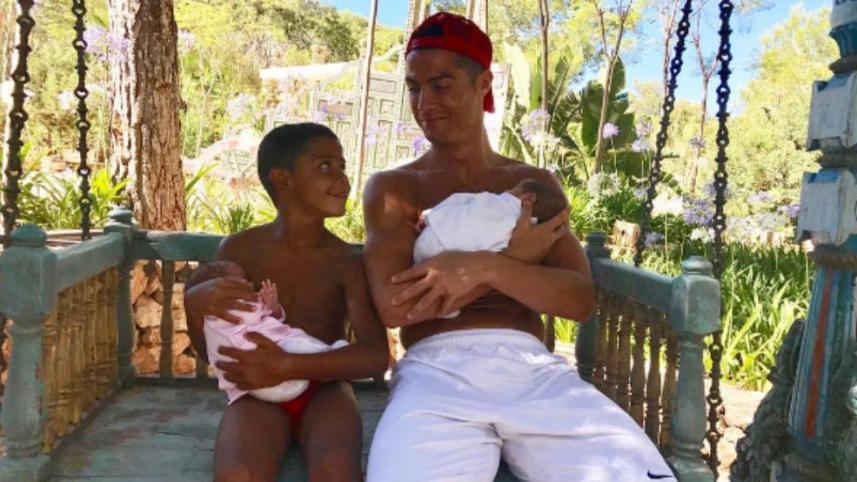 Cristiano with twins.JPG