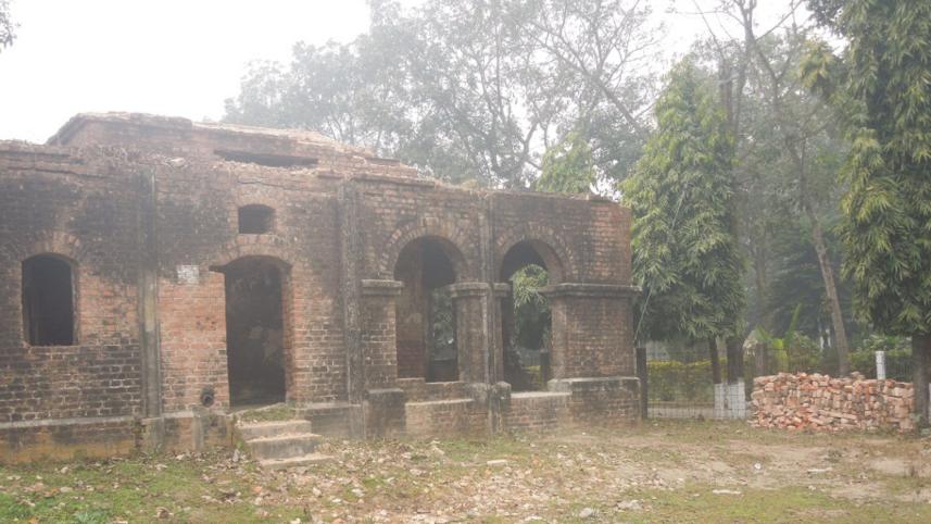 Damaged historic nilkuthi.jpg
