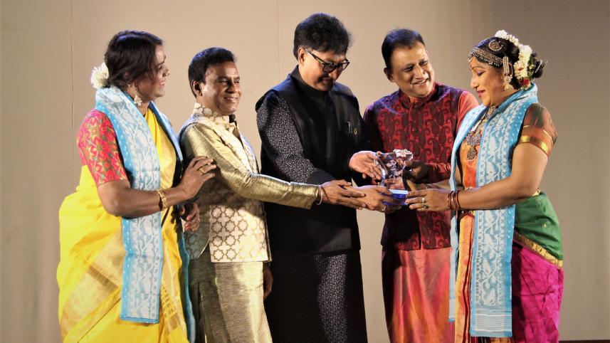 Dr Narthaki Nataraj receives award.jpg