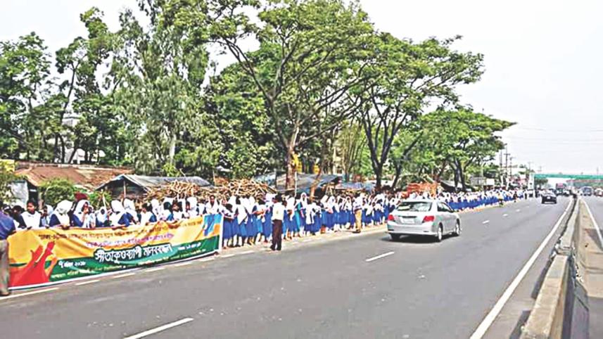 Human chain Dhaka-Ctg highway.jpg