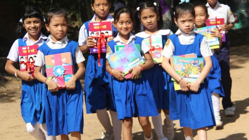 Indigenous kids get books.jpg