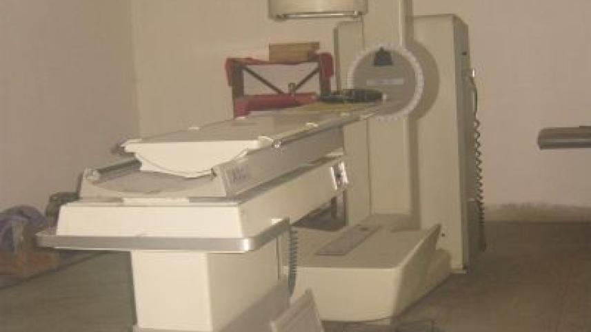 Lone radiotherapy machine.jpg