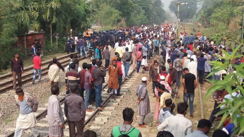 Supporters of Awami League nominee for Natore-1 constituency Shahidul Islam Bakul staged a blockade 