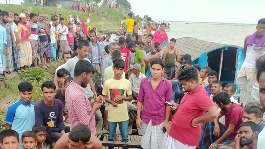 Boat capsizes in Jamuna river