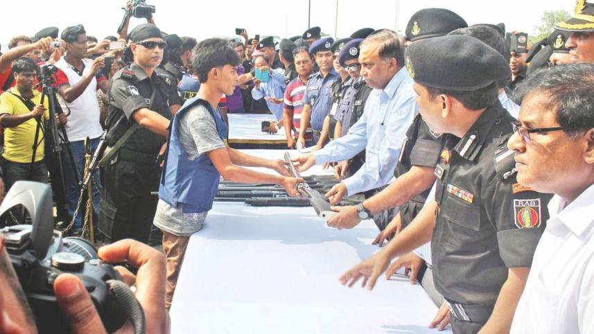 robbers surrendrs 1.jpg