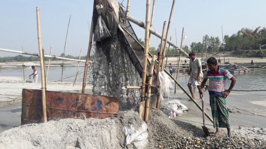 Stone lifting Dharla river.jpg