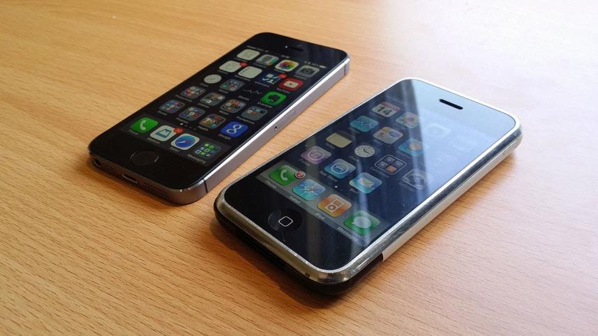 1st_gen_iphones.jpg