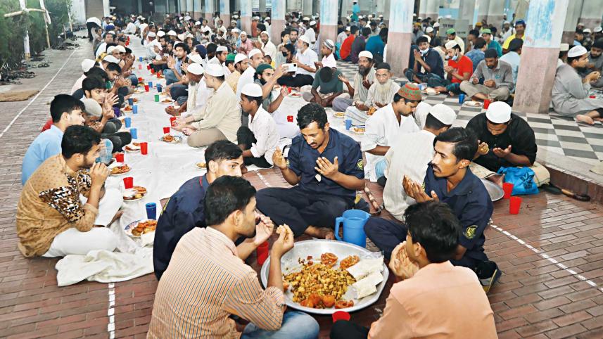 anderkilla-shahi-jame-mosque-iftar-1.jpg